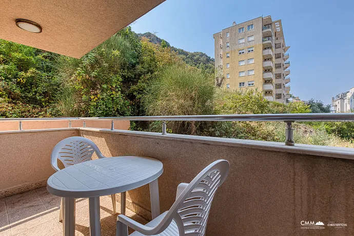 Geräumiges Apartment mit 1 Schlafzimmer in Rafailovići