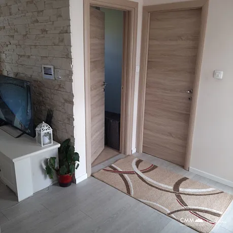 Geräumiges zweistöckiges Haus mit schönem Garten