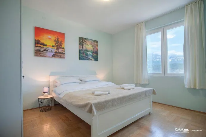 Geräumiges Apartment mit einem Schlafzimmer in Budva mit Meerblick