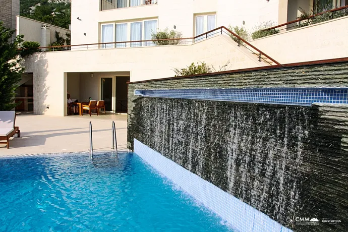 Villa mit Pool in Budva