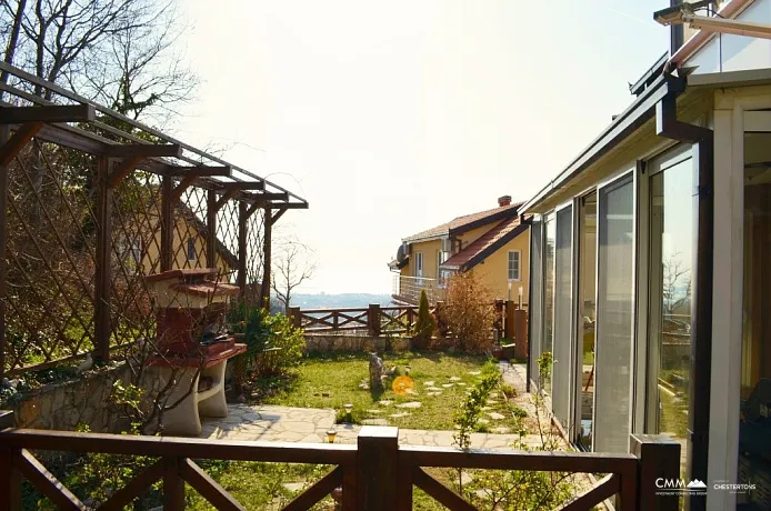 Reihenhaus mit Bergblick in Bar