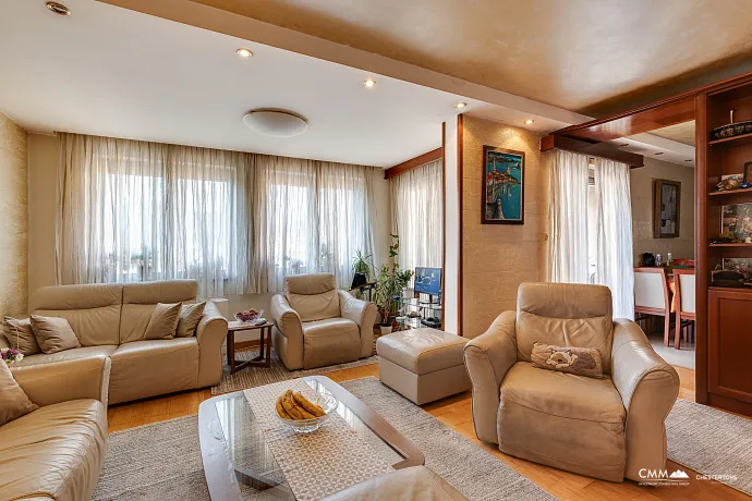 Haus in einer ruhigen Gegend von Budva mit Blick auf das Meer.