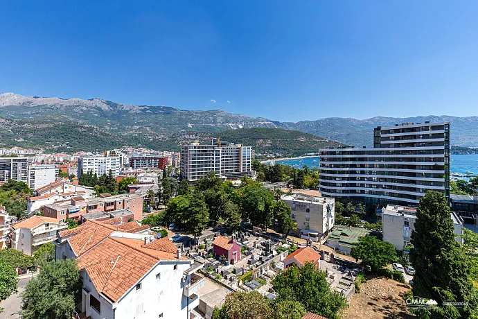 Dreizimmerwohnung in Budva mit herrlichem Blick