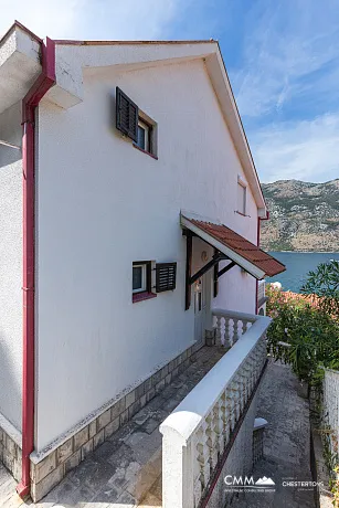 Haus nur 50 Meter vom Meer entfernt – Stoliv