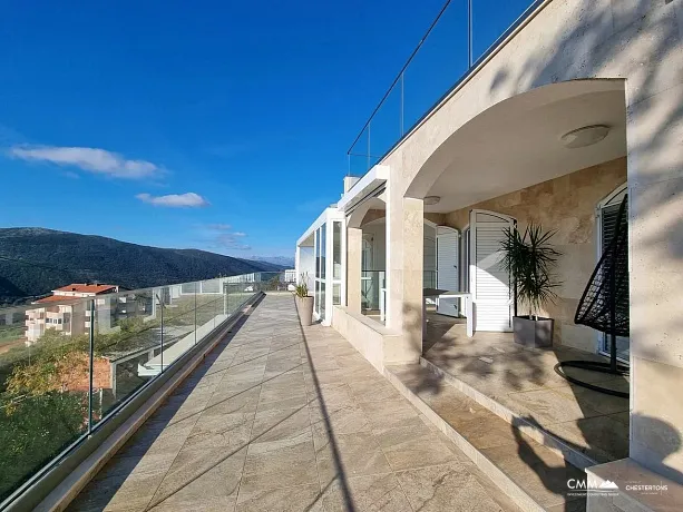 Zweistöckiges Haus mit Meerblick in der Nähe von Budva