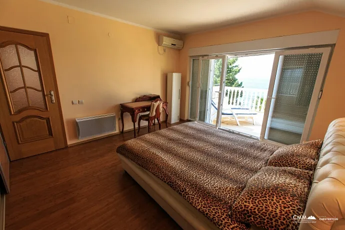 Dreistöckige Villa mit eigenem Zugang zum Meer
