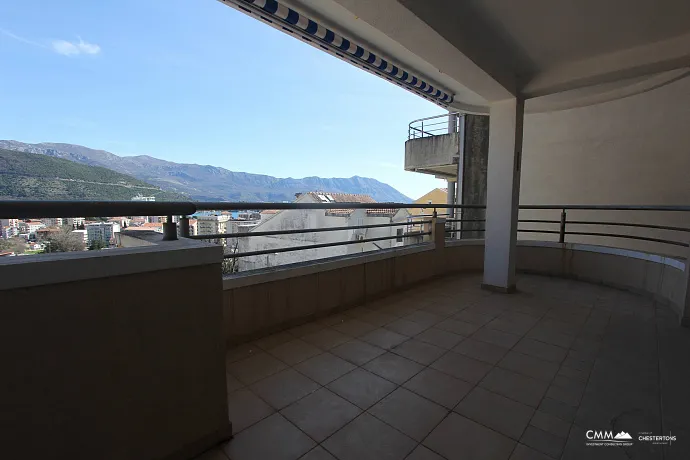 Apartment mit zwei Schlafzimmern in Budva mit einer geräumigen Terrasse