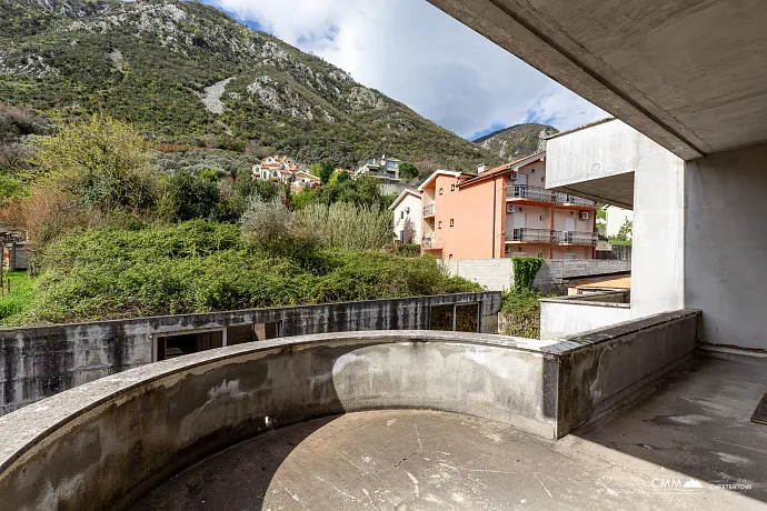 Dreistöckiges Haus mit Blick auf die Bucht von Kotor