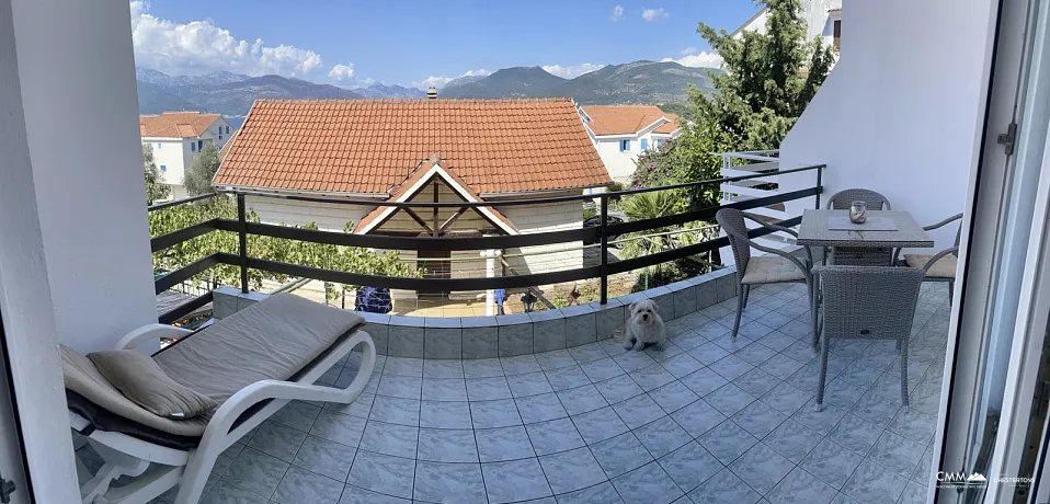 Dreistöckiges Stadthaus mit Panoramablick auf das Meer