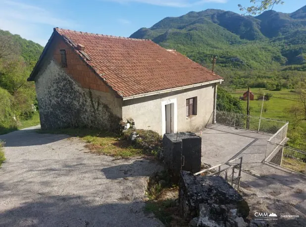 Dieses Haus mit einer Fläche von 72 qm liegt im malerischen Dobrskoe Selo und ist von einem großzügigen Grundstück umgeben