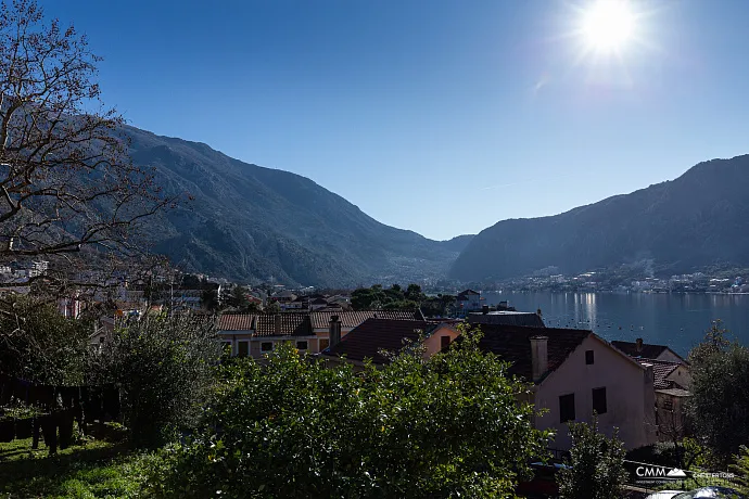 Zu verkaufen – Authentisches Steinhaus mit traumhaftem Blick auf die Bucht von Kotor