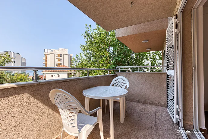 Geräumiges Apartment mit 1 Schlafzimmer in Rafailovići