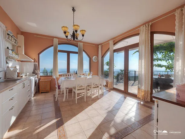 Luxuriöse Villa mit Panoramablick auf das Meer und Pool