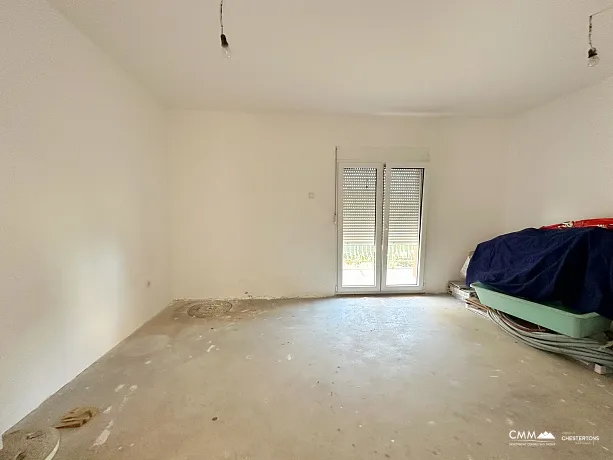 Zweistöckiges Haus in Dobra Voda