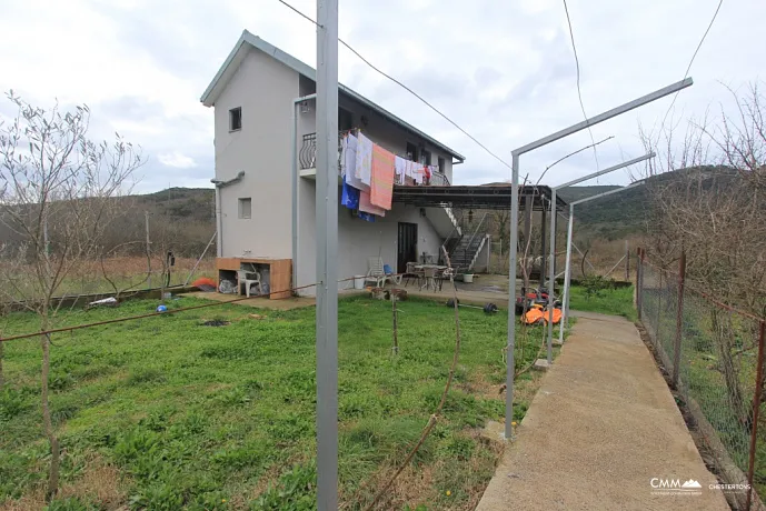 Haus mit Gewerbefläche in der Gegend von Radanovici