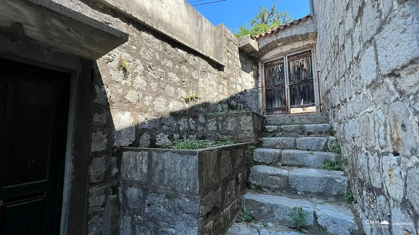 Drei Häuser im charmanten Dorf Klinci auf der Halbinsel Lustica