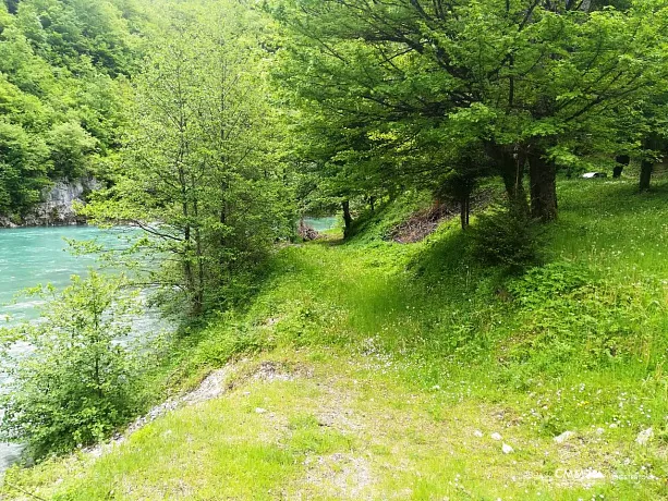 Grundstück am Ufer des Flusses Tara