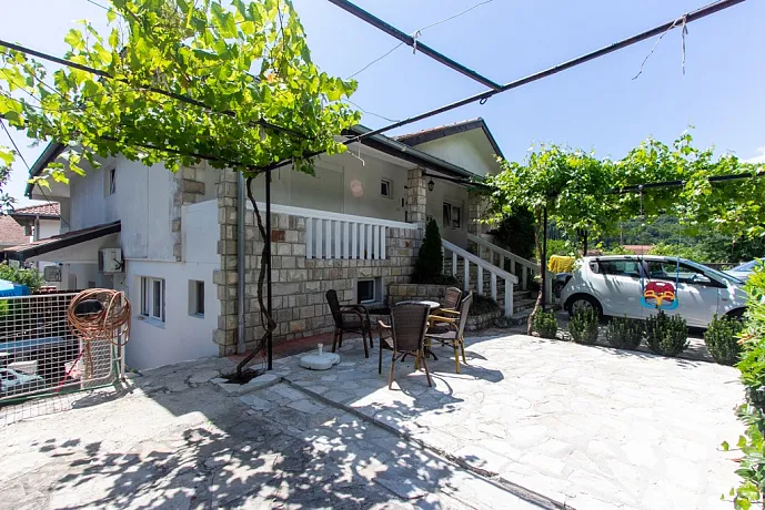 Zweistöckiges Haus mit 6 Schlafzimmern in Herceg Novi, Zelenika