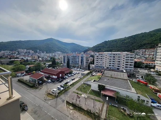 Apartment mit zwei Schlafzimmern und einem Garagenplatz in Budva