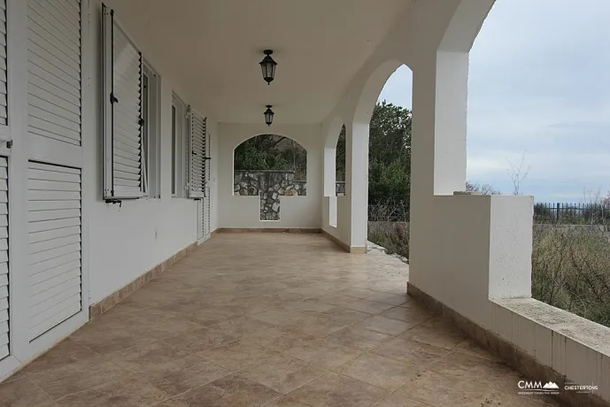 Dreistöckiges Haus mit Panoramablick auf das Meer in exklusiver Lage