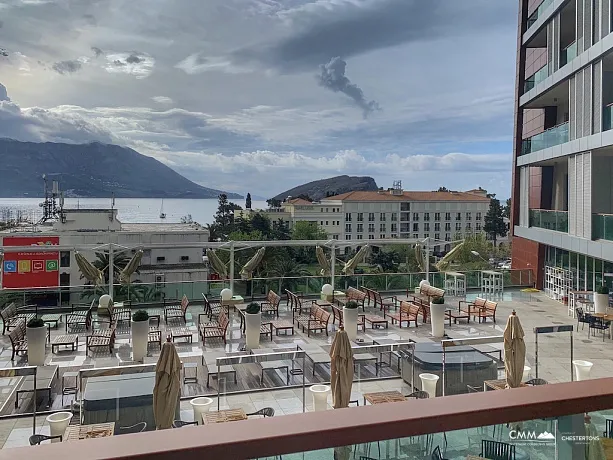 Moderne Büroflächen im TQ Plaza Budva mit Meerblick