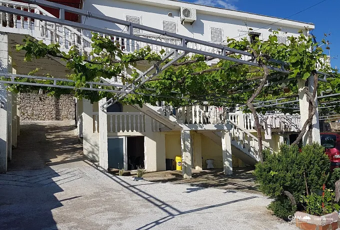 Zweistöckiges Haus mit Panoramablick auf das Meer