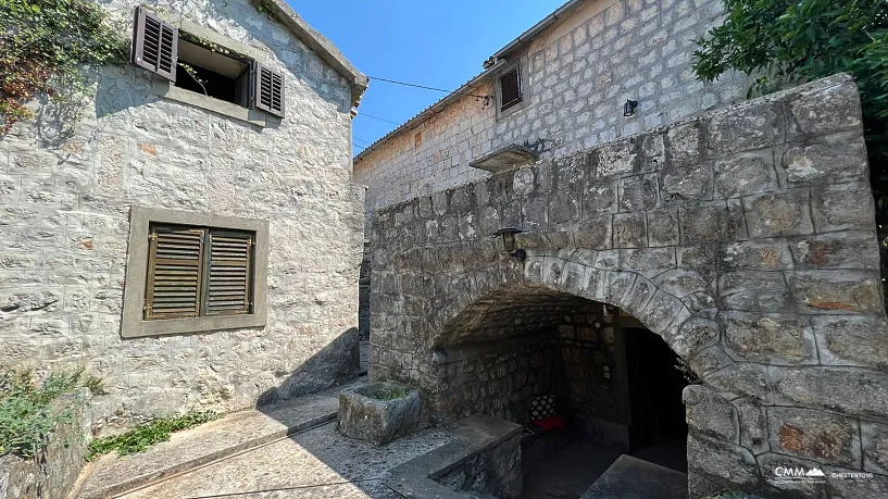 Drei Häuser im charmanten Dorf Klinci auf der Halbinsel Lustica