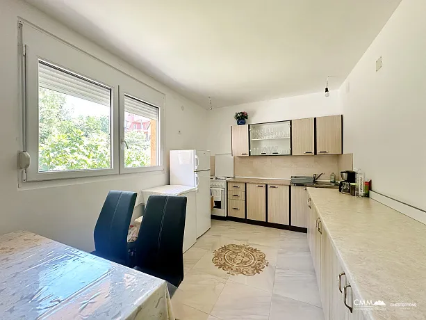 Zweistöckiges Haus in Dobra Voda