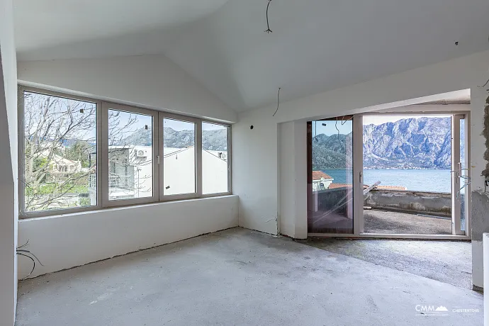 Dreistöckiges Haus mit Blick auf die Bucht von Kotor