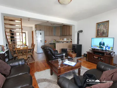 Steinhaus mit Restaurant direkt am Wasser in Prcanj