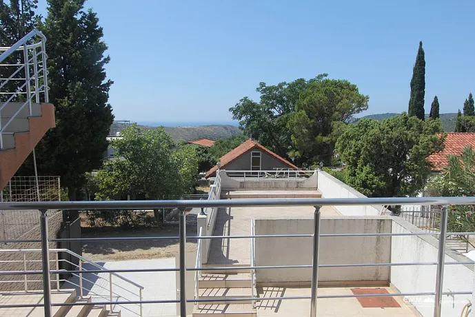 Ein dreistöckiges Haus mit Panoramablick in Sutomore.