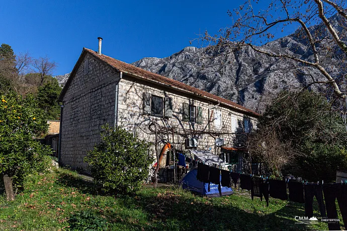 Zu verkaufen – Authentisches Steinhaus mit traumhaftem Blick auf die Bucht von Kotor