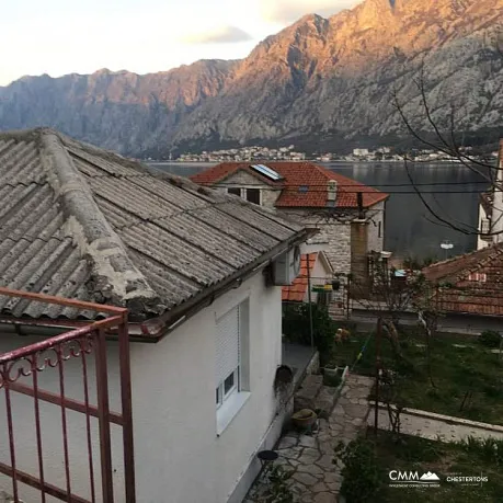 Einstöckiges Haus in Prcanj mit Meerblick