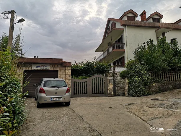 Geräumiges Haus mit Garage und Panoramablick auf das Meer