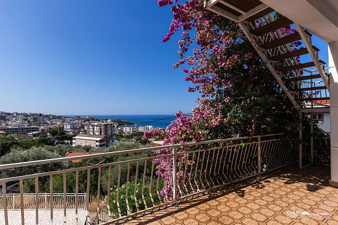 Haus in Dobra Voda mit Panoramablick auf das Meer