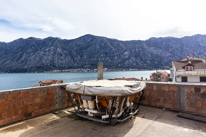 Dreistöckiges Haus mit Blick auf die Bucht von Kotor