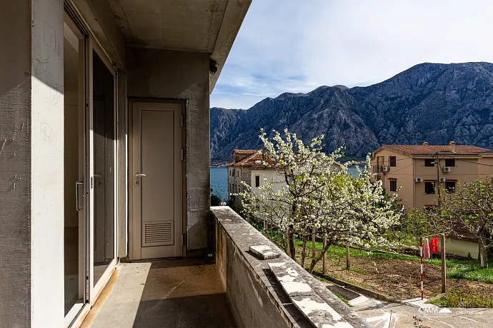 Dreistöckiges Haus mit Blick auf die Bucht von Kotor