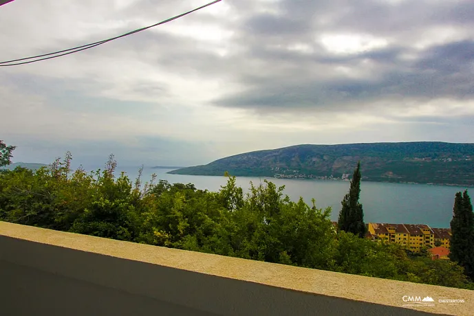 Dreistöckiges Stadthaus mit atemberaubendem Meerblick in Herceg Novi