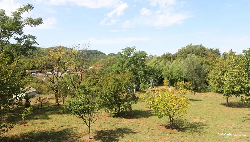 Haus zum Verkauf mit großem Grundstück in Radanovići