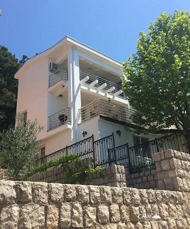 Apartments in Villa mit Meerblick in Shushan