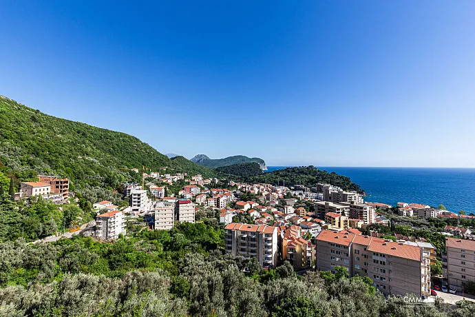 Drei-Zimmer-Wohnung in Petrovac mit Meerblick