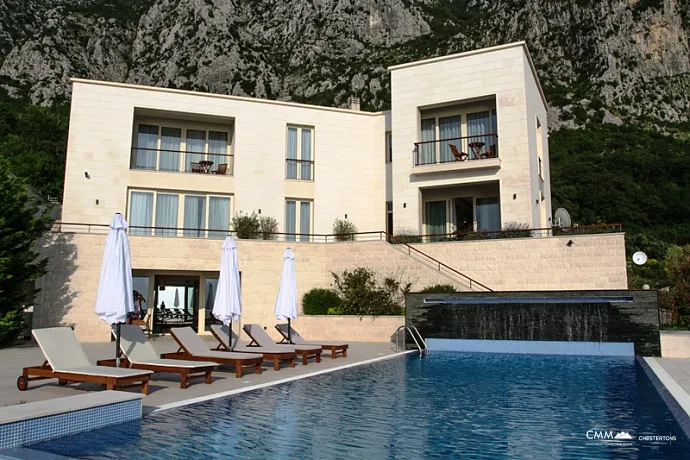 Villa mit Pool in Budva