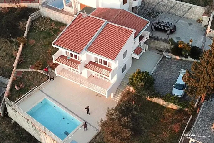 Zweistöckiges Haus mit Panoramablick auf das Meer