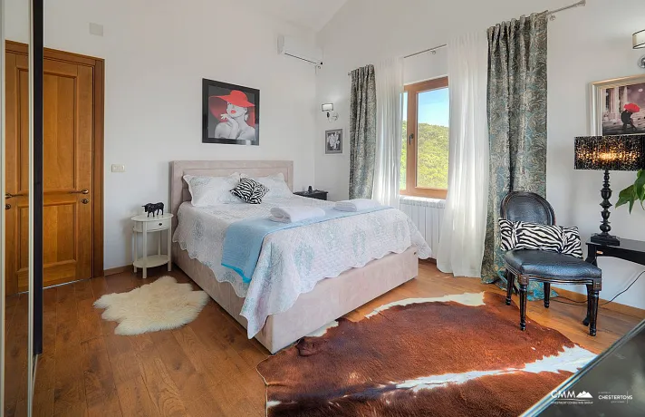 Luxuriöse Villa mit Panoramablick auf das Meer und Pool