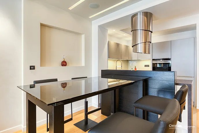 Eine elegante Zwei-Zimmer-Wohnung mit exklusivem Design im Herzen von Budva.