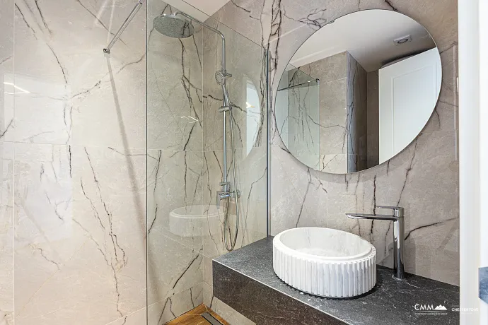 Penthouse in einem Neubau in Becici in der Nähe des Meeres