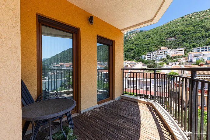 Moderne Wohnung mit Drei Schlafzimmern und Terrasse