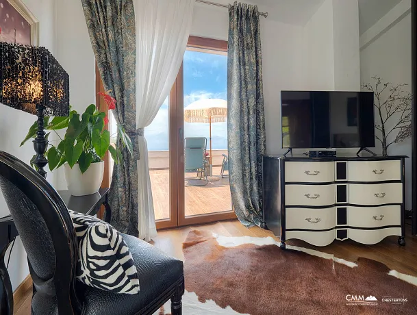 Luxuriöse Villa mit Panoramablick auf das Meer und Pool