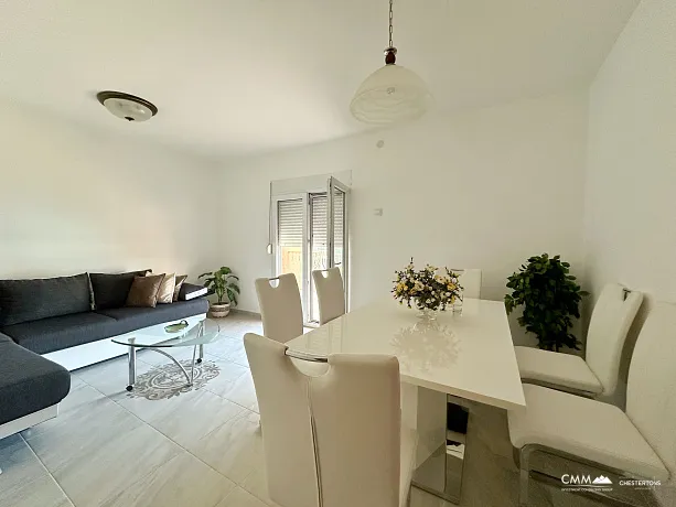 Zweistöckiges Haus in Dobra Voda