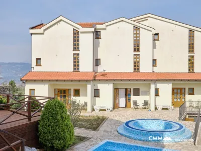 vierstöckiges Stadthaus in der Wohnanlage